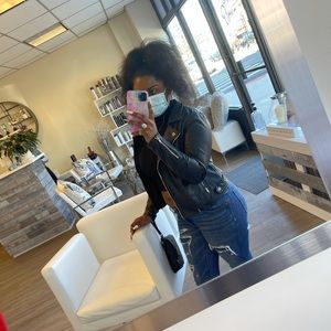 Meet your Posher, Leona